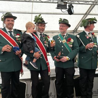 3 Vogelpreise zum Preis von Einem!
Reichsapfel: Tobias Borgmann
Zepter: Thomas Schneider
Kopf: Manuel Heirich